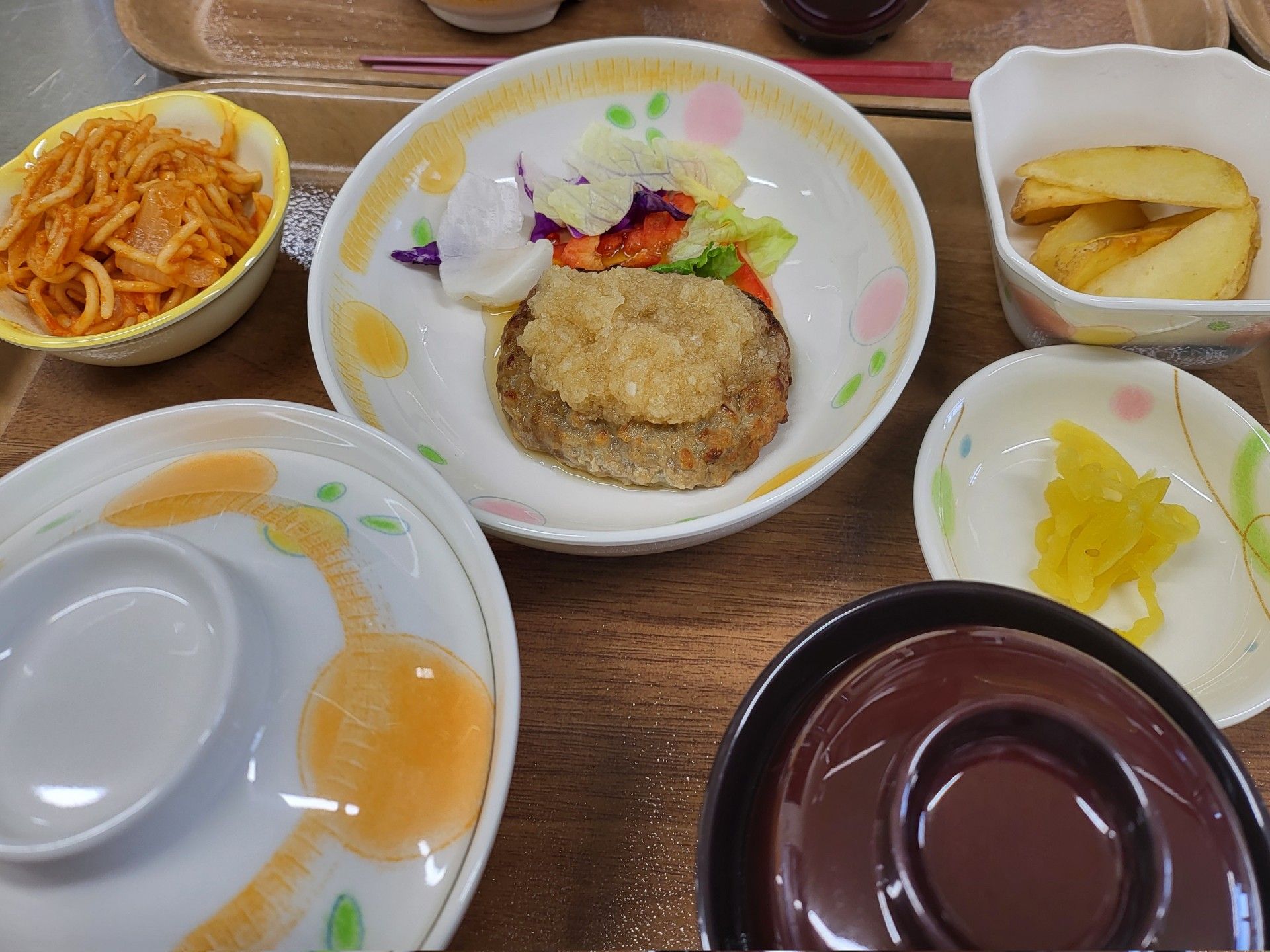 彩り豊かな食事の一例