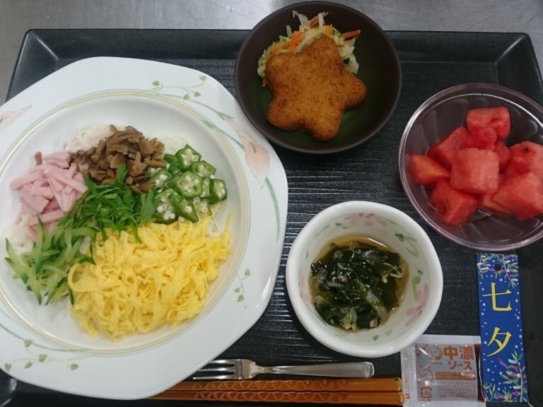 七色そうめんやつけ汁、カットされたスイカ、星形のコロッケなどが並んだ七夕の食事。