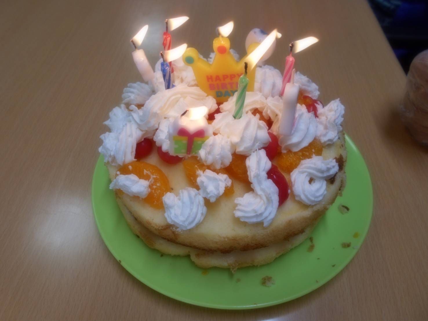 緑の皿の上にケーキが置かれている