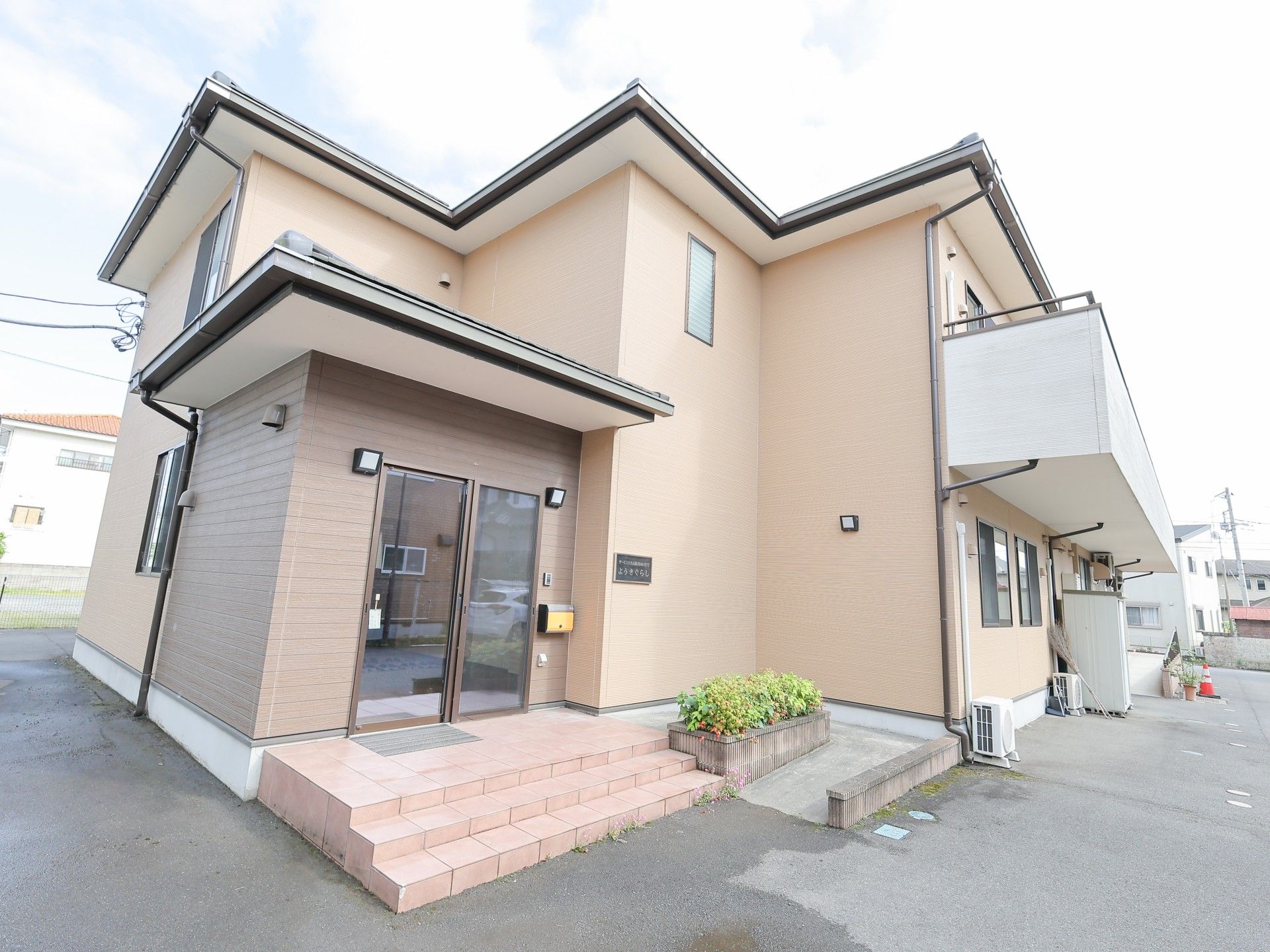 ゆったりとした入口の建物