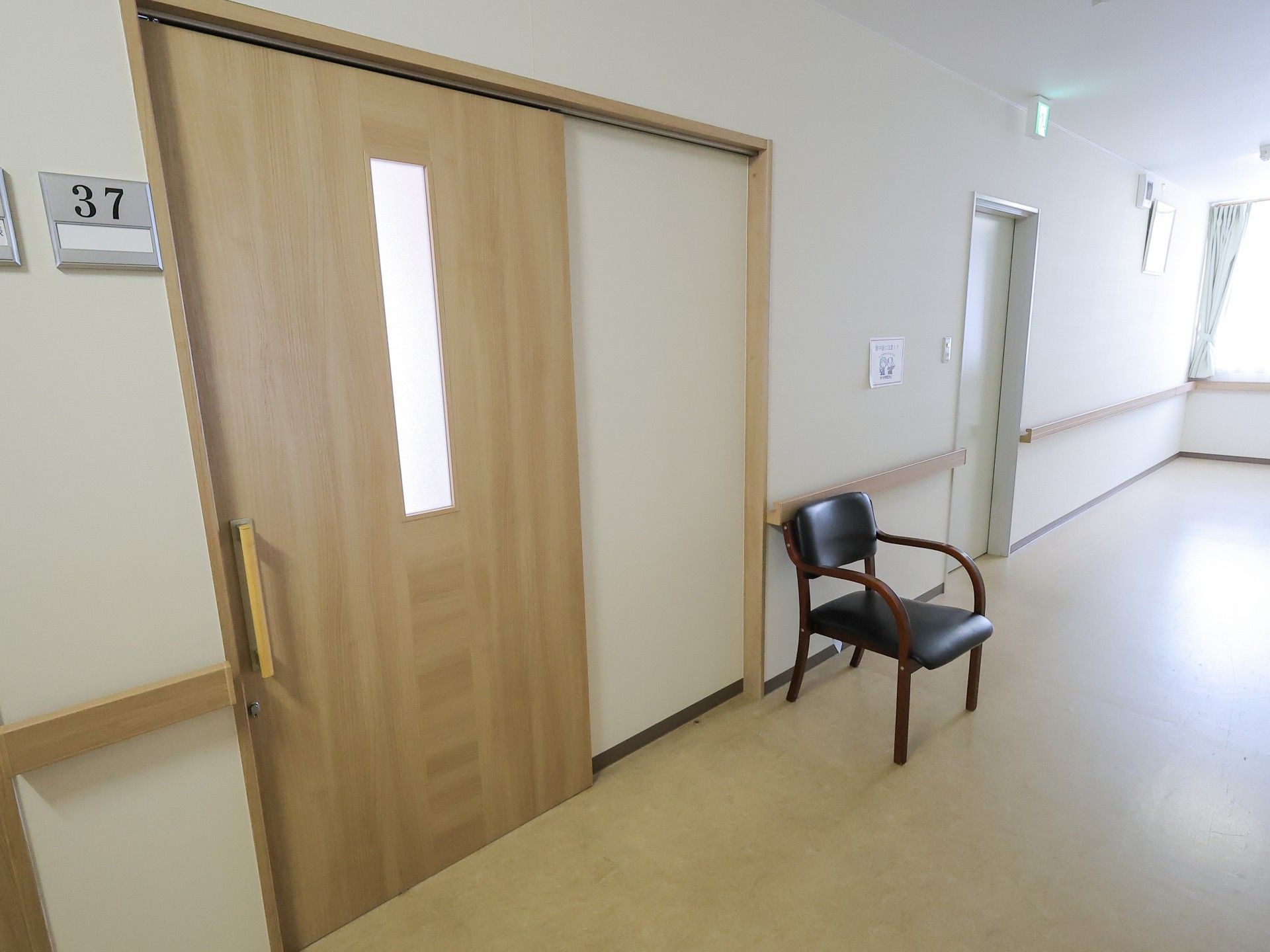 明るい廊下と部屋の入口