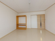 明るい単室の介護施設の部屋