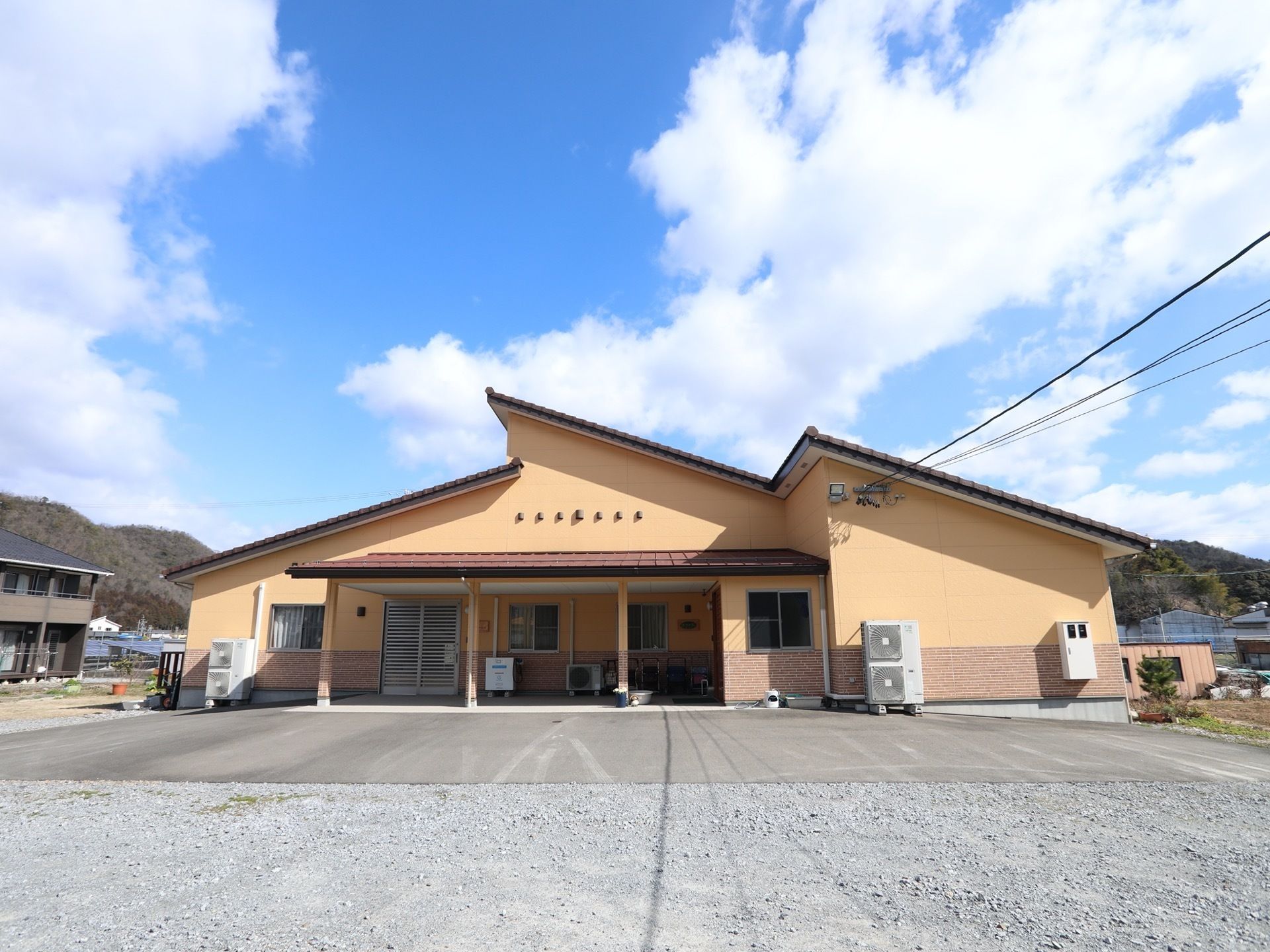 施設のまわりには高い建物がなく、広々として見通しの良い場所である。建物前には広いスペースがあり、車の乗り降りもゆとりを持って行える。