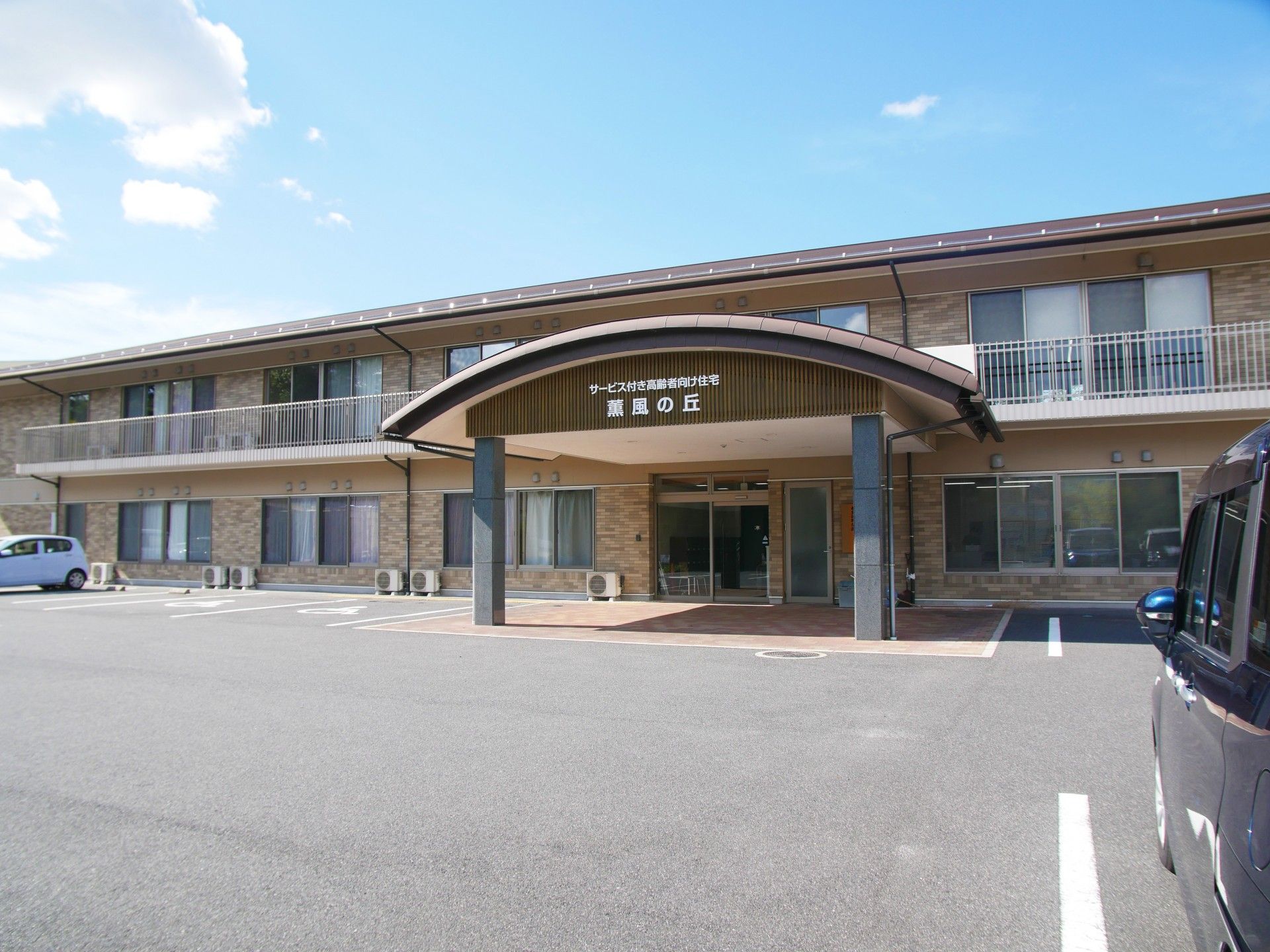 広々としたエントランスの施設