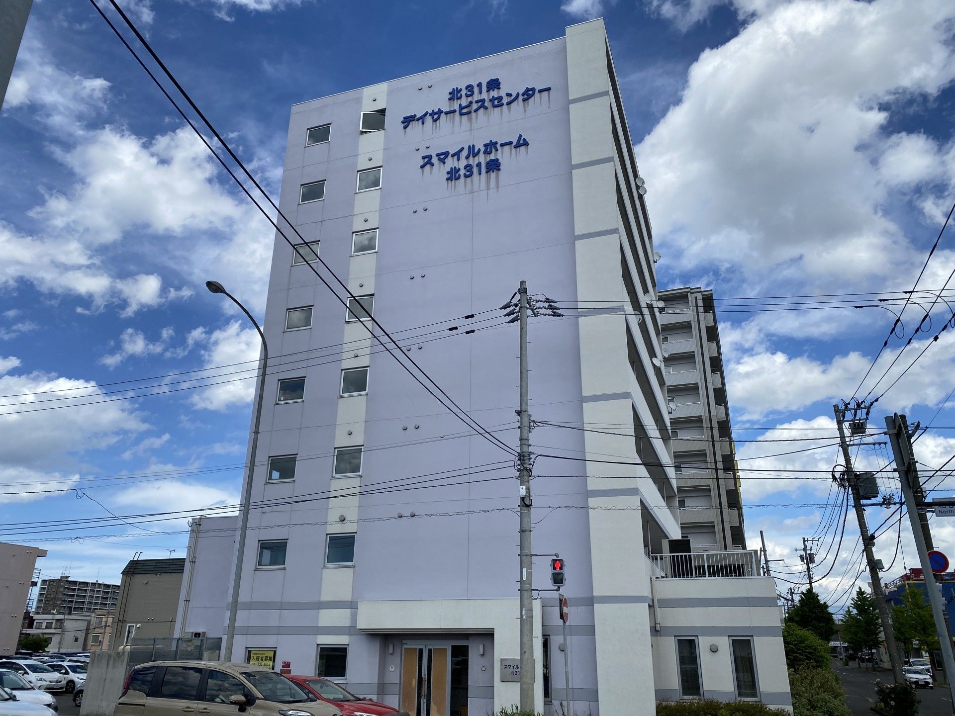 笑顔で会話するスタッフと利用者