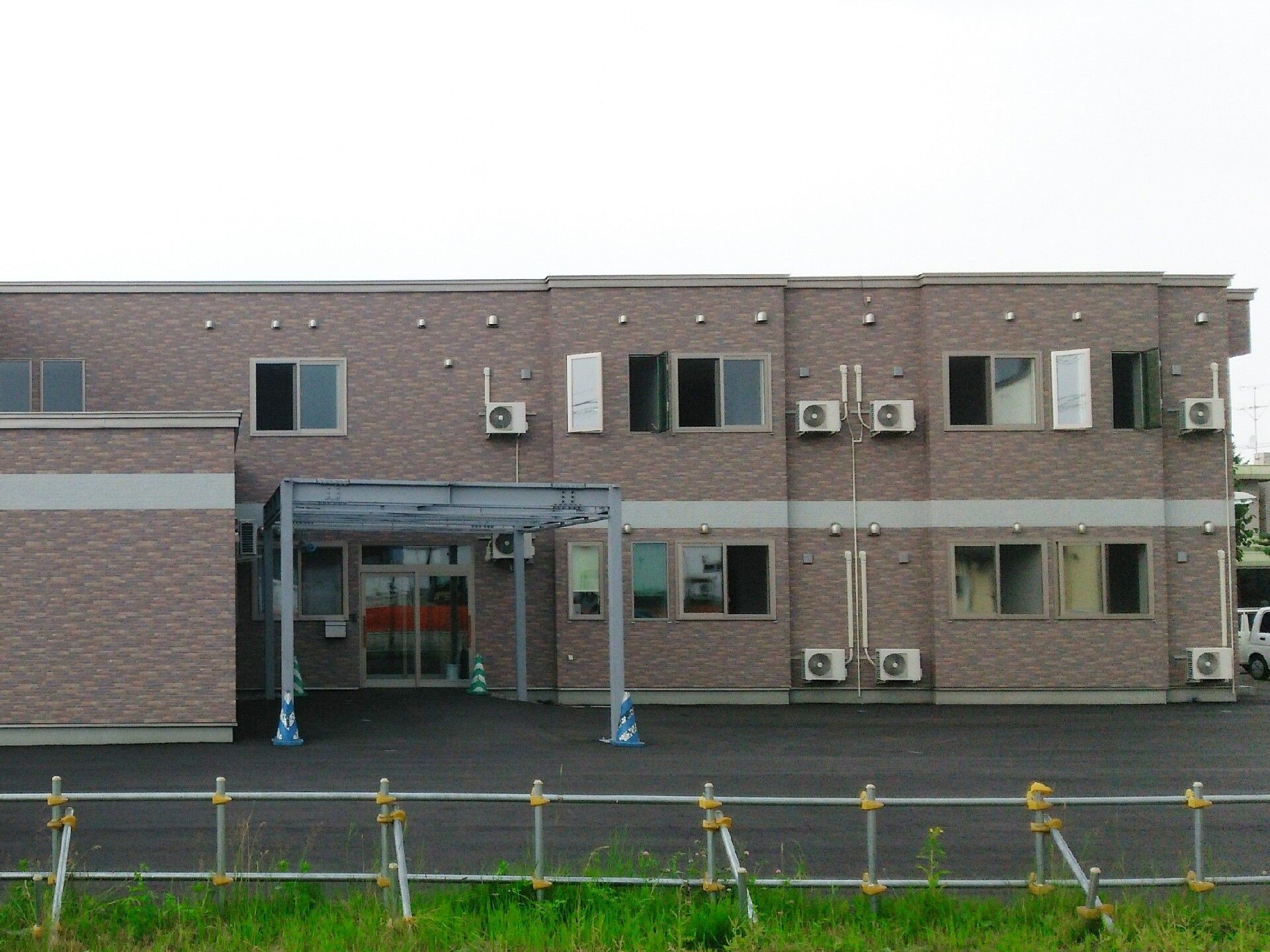 入り口に屋根が設けられた、二階建て住宅型の施設外観