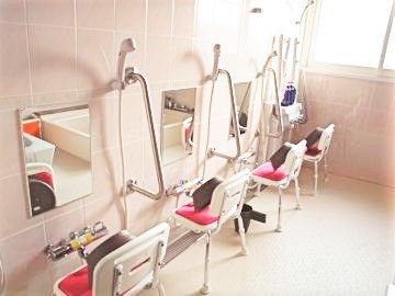 シャワーチェアが並んでいるシャワースペース。高齢者向け施設内にある安全設備付きの浴室
