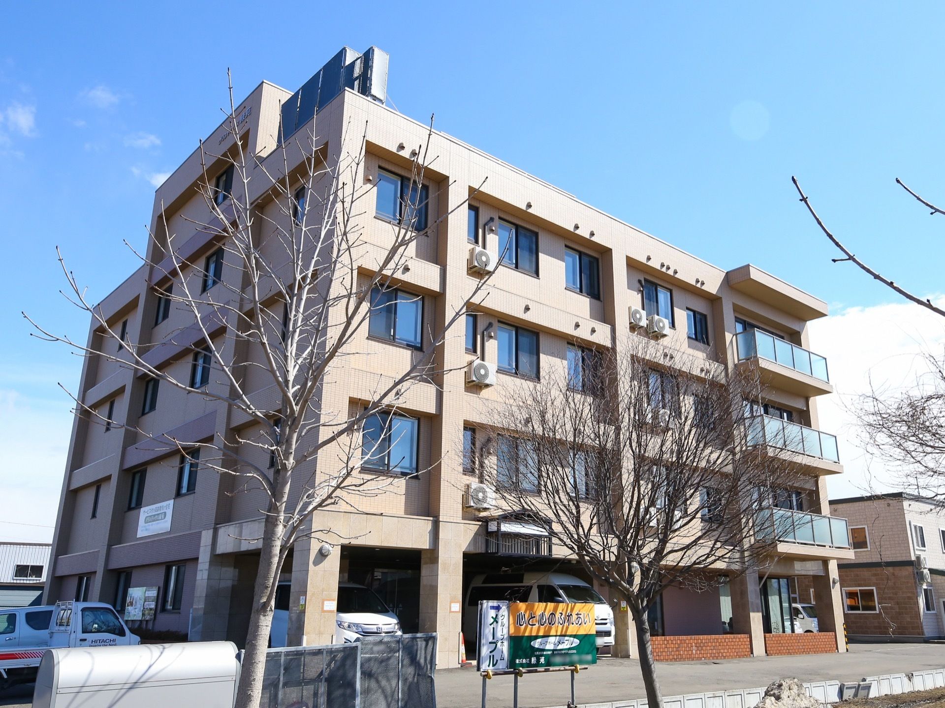 鉄筋コンクリート造りの5階建て施設である。訪問介護やデイサービスを併設し、手厚い介護サービスを提供している。