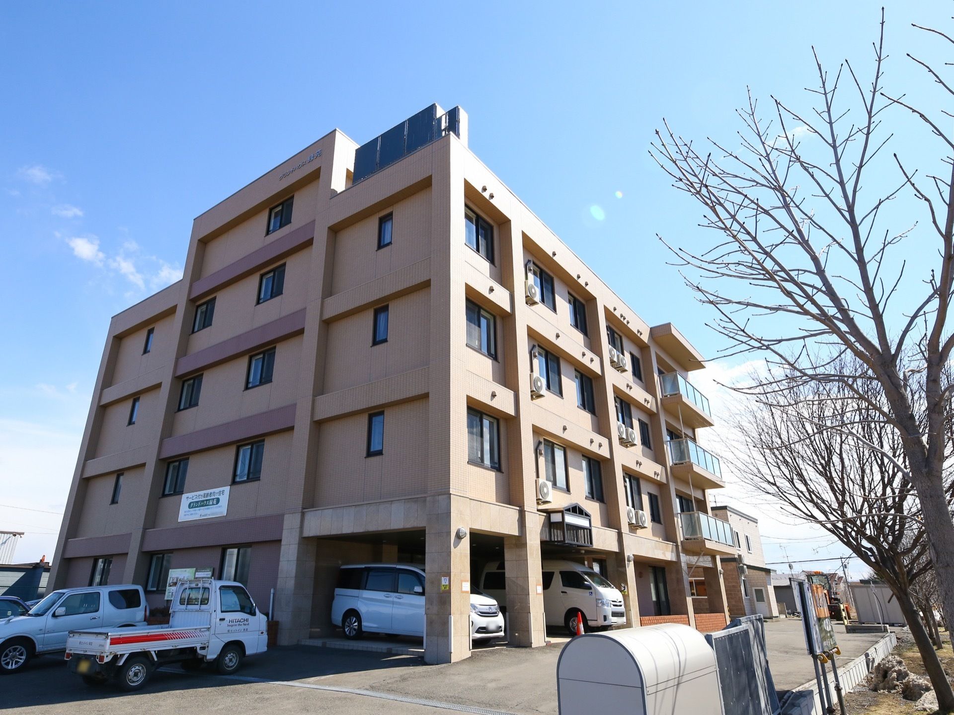 自然豊かな環境に立地した5階建ての施設である。多種多様な介護プランを取り揃え、入居者様に提供している。