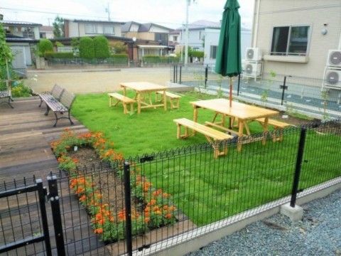 外で使う専門の椅子、テーブルが用意されている雰囲気の良い中庭の様子