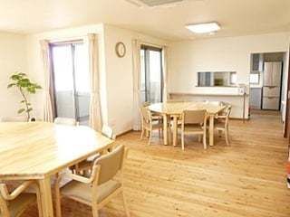 長机と椅子類が並んでいる様子。広めのホール、施設内の食堂スペース