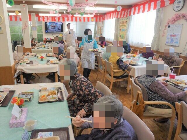 日頃の感謝を込め、地域の皆様や家族様をお招きし交流会を開催致します。DVD上映やボランティア様・職員による余興も行います。