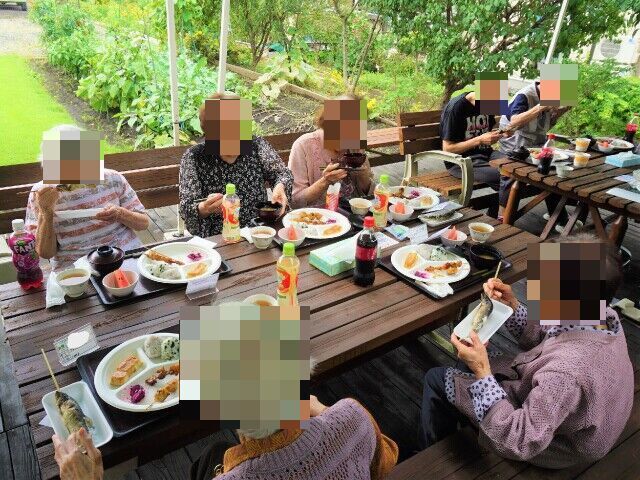 介護ベッドやプラスチックのチェストなどが置かれている、広めのワンルームの居室