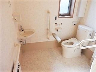 両側に手すりが付いているトイレの様子。車いすが入れる広さを確保してある