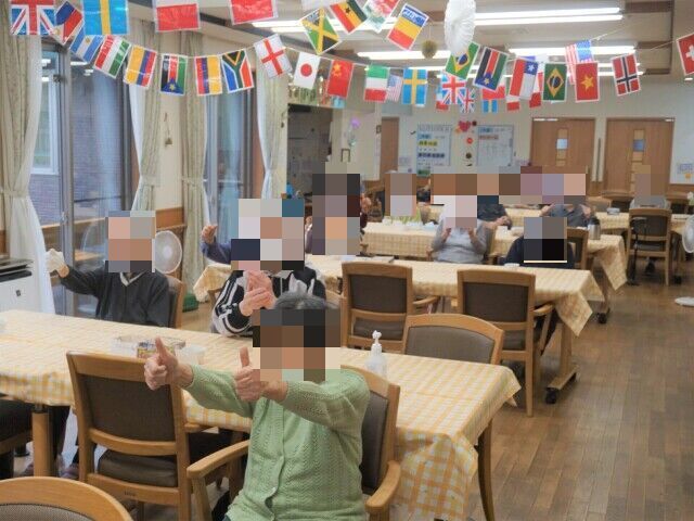 多くの人が並んでイベントを楽しんでいる様子。天井から飾りつけがぶら下がっている