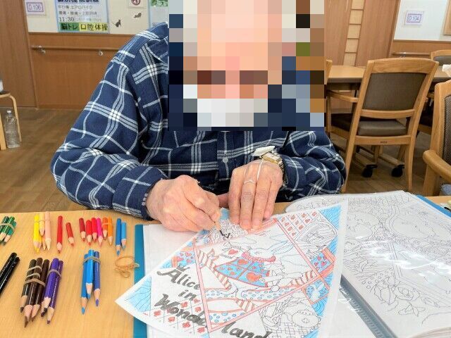 座ったままゴルフを行う女性入居者