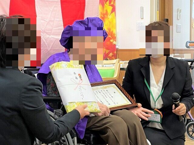 紅葉狩りで記念写真を撮る4名の女性