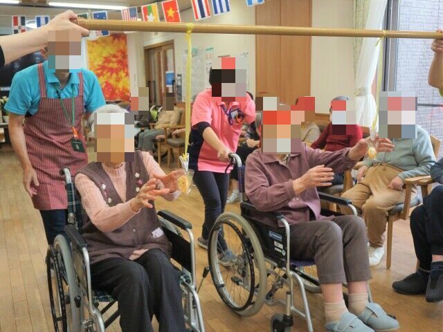 ボールを使ったレクリエーションを楽しむ大勢の入居者様