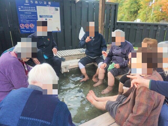 エアコンや介護ベッドが設置された、広々として明るい居室