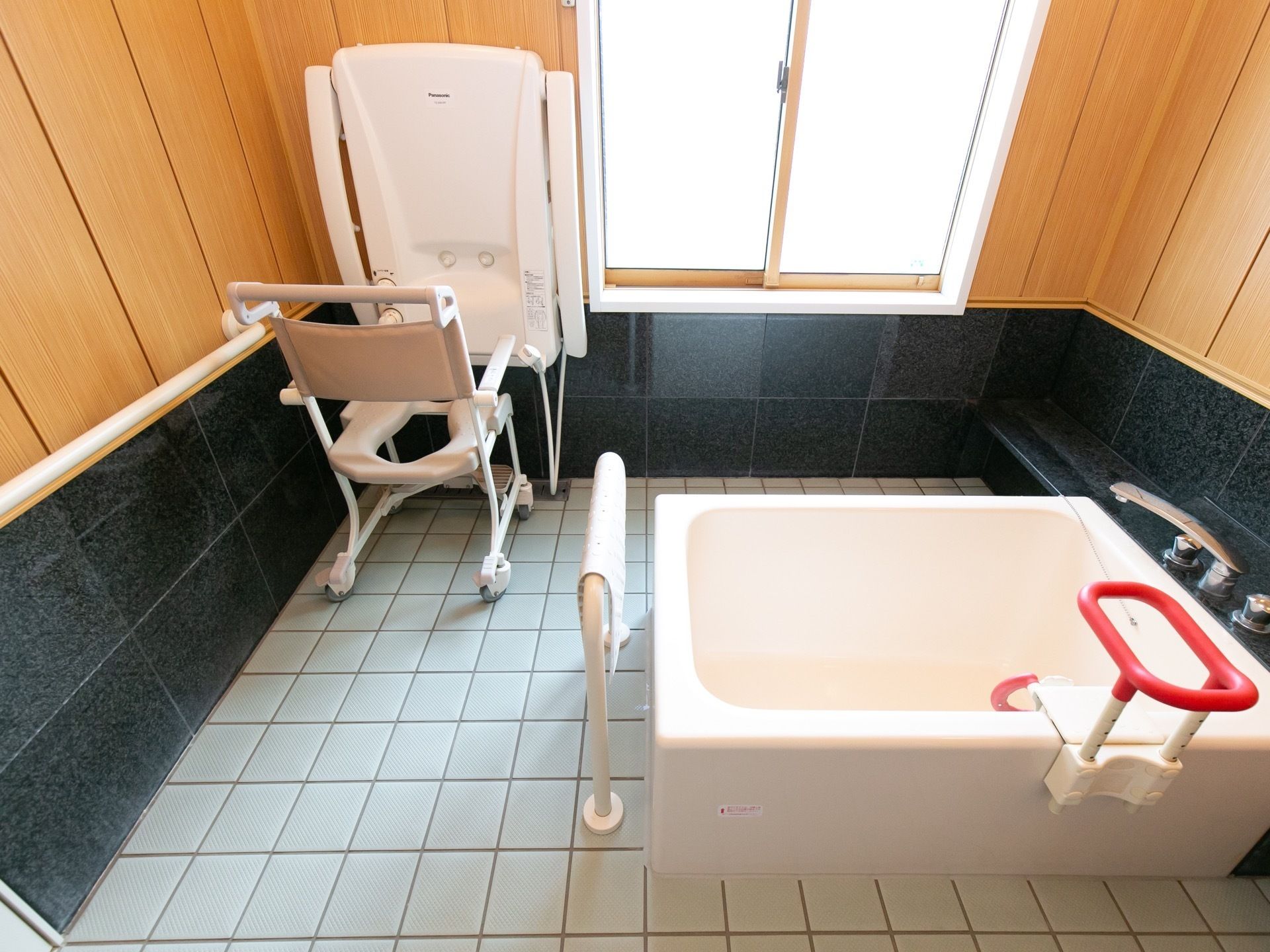 一般用とは別に用意されている介護タイプの浴室の内部。搬送車で入居者様を運び浴槽に入れるための広いスペースがある。
