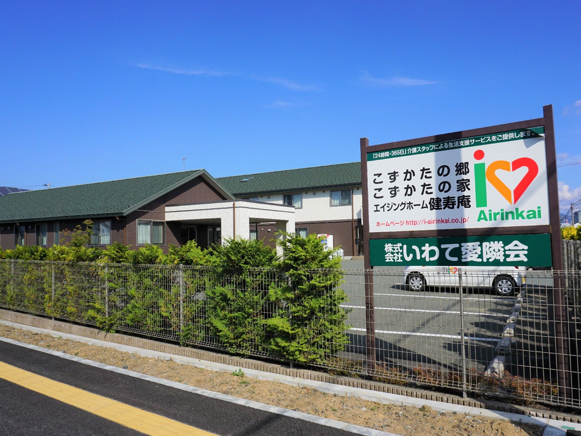 玄関前のスペースにはひさしが張り出しており、天井には照明が取り付けてある。その上はバルコニーとなっている。
