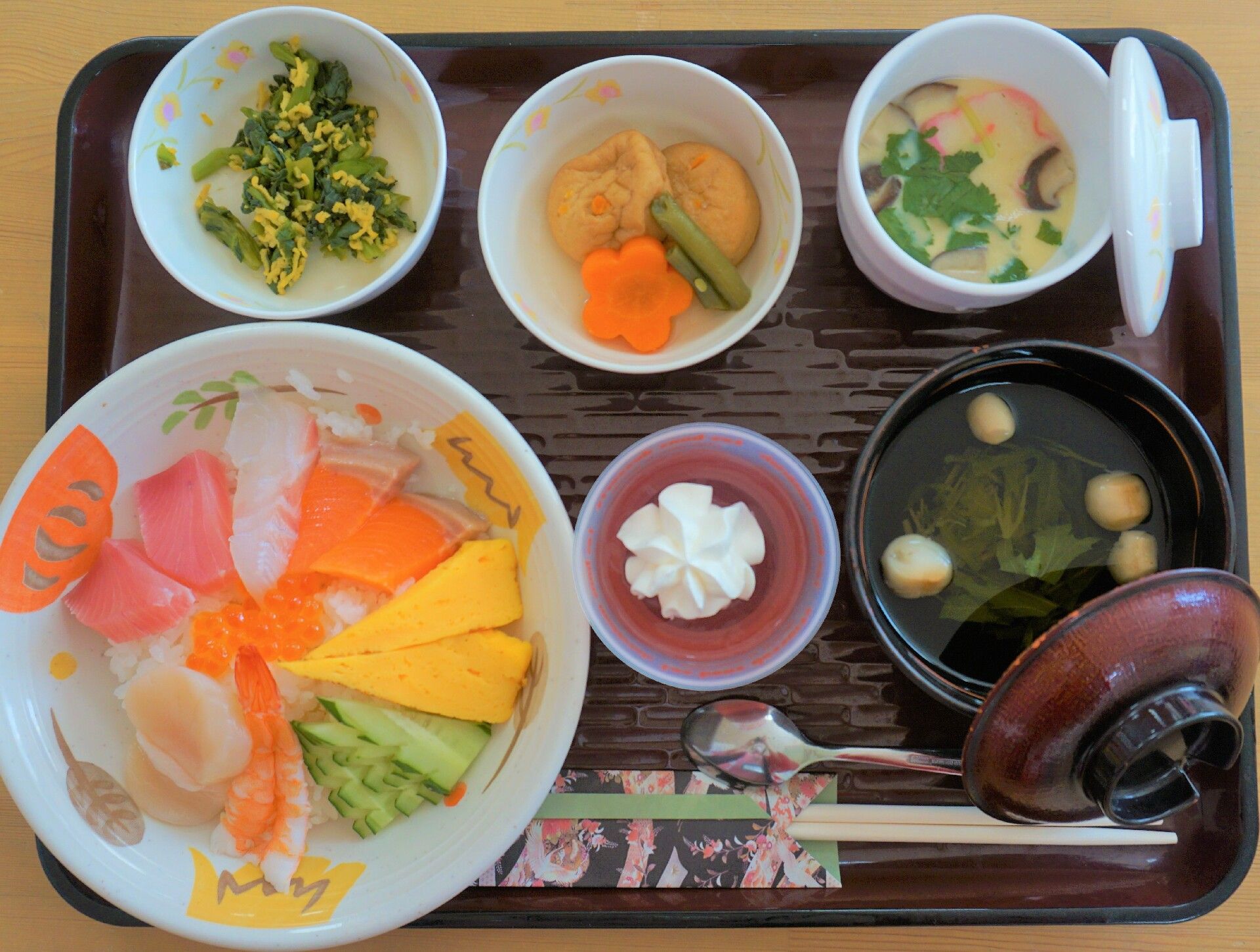 ちらし寿司とお吸い物、てんぷらがのったお膳。特別な陽のイベント食
