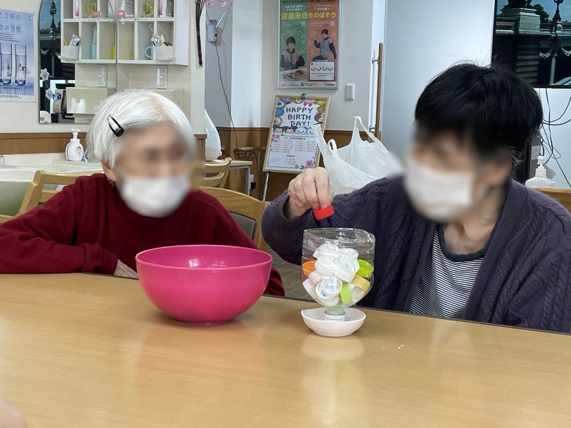 手作り活動を楽しむ様子