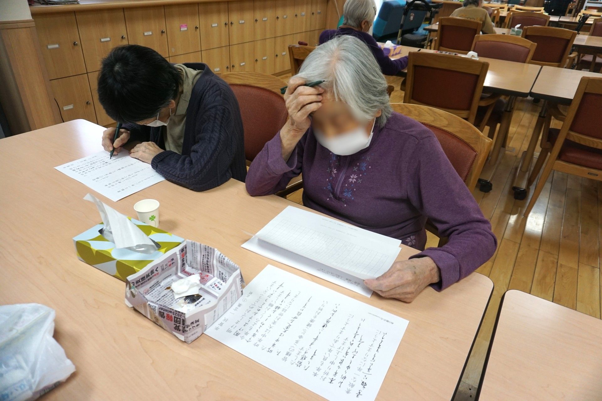 机で作業する人々