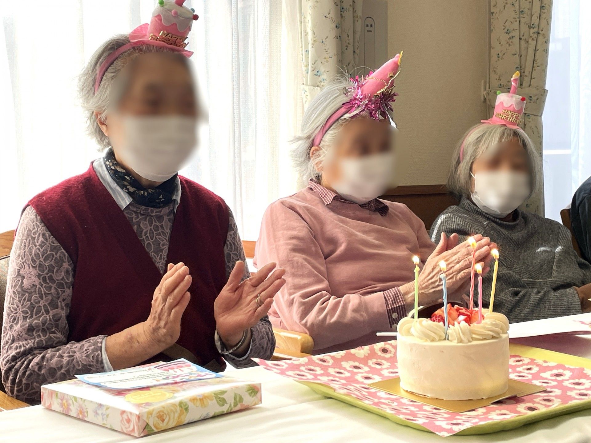 誕生日を祝う笑顔の集い