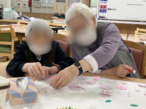 手作業を楽しむ様子