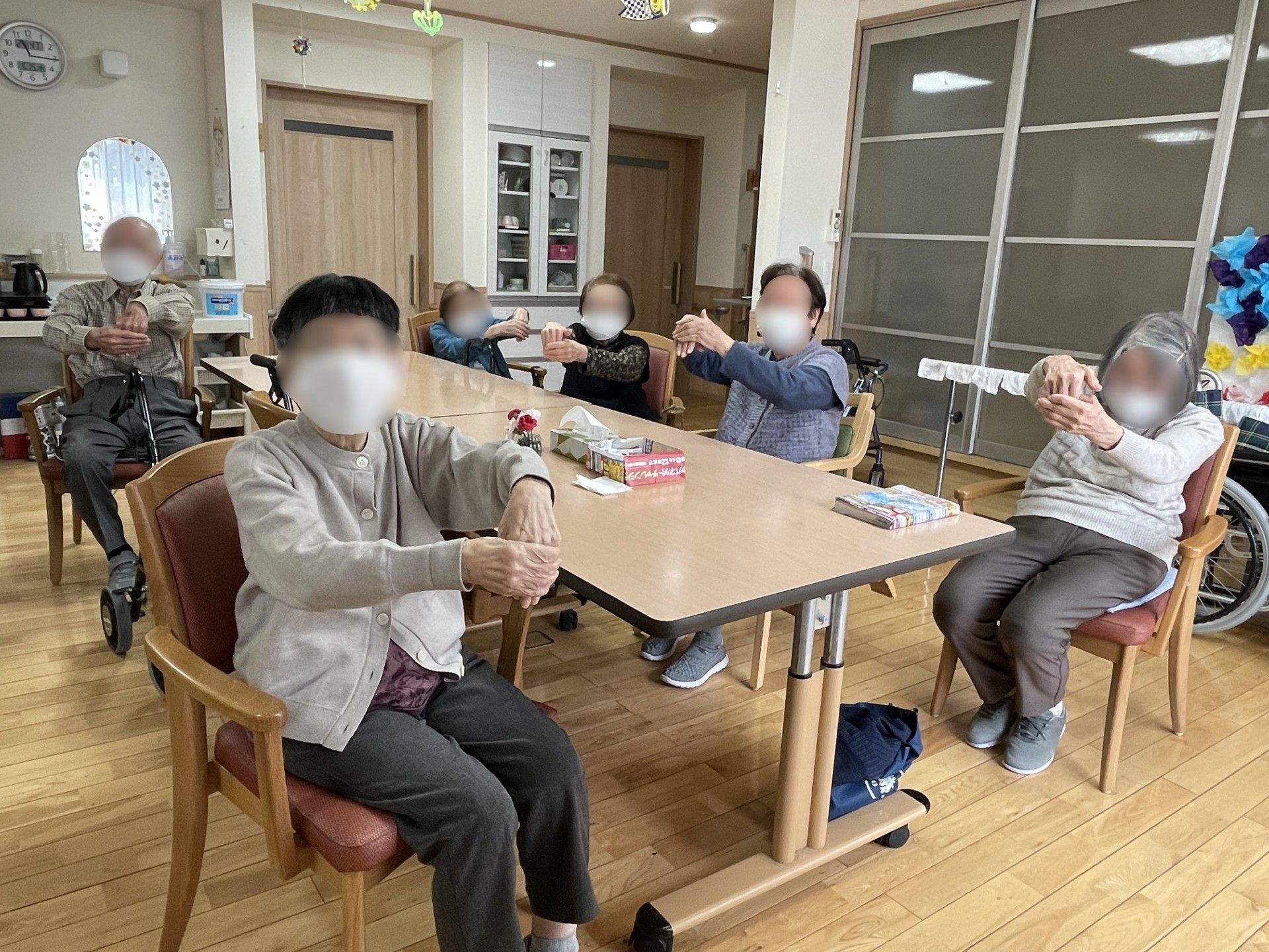 皆で体操を楽しむ様子