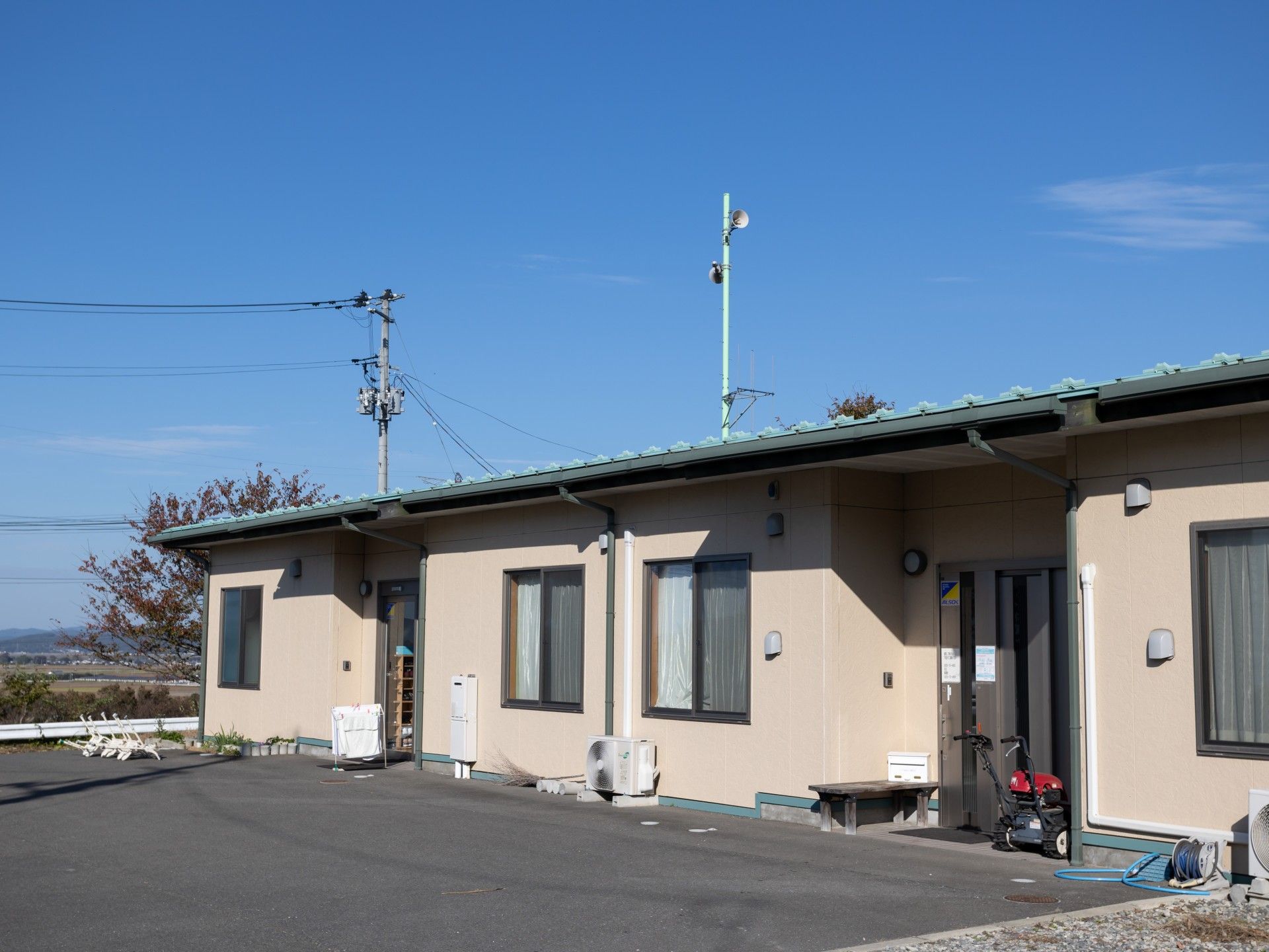 1階建ての白を基調とした建物