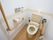 タンク上にはトイレットペーパーが置かれている