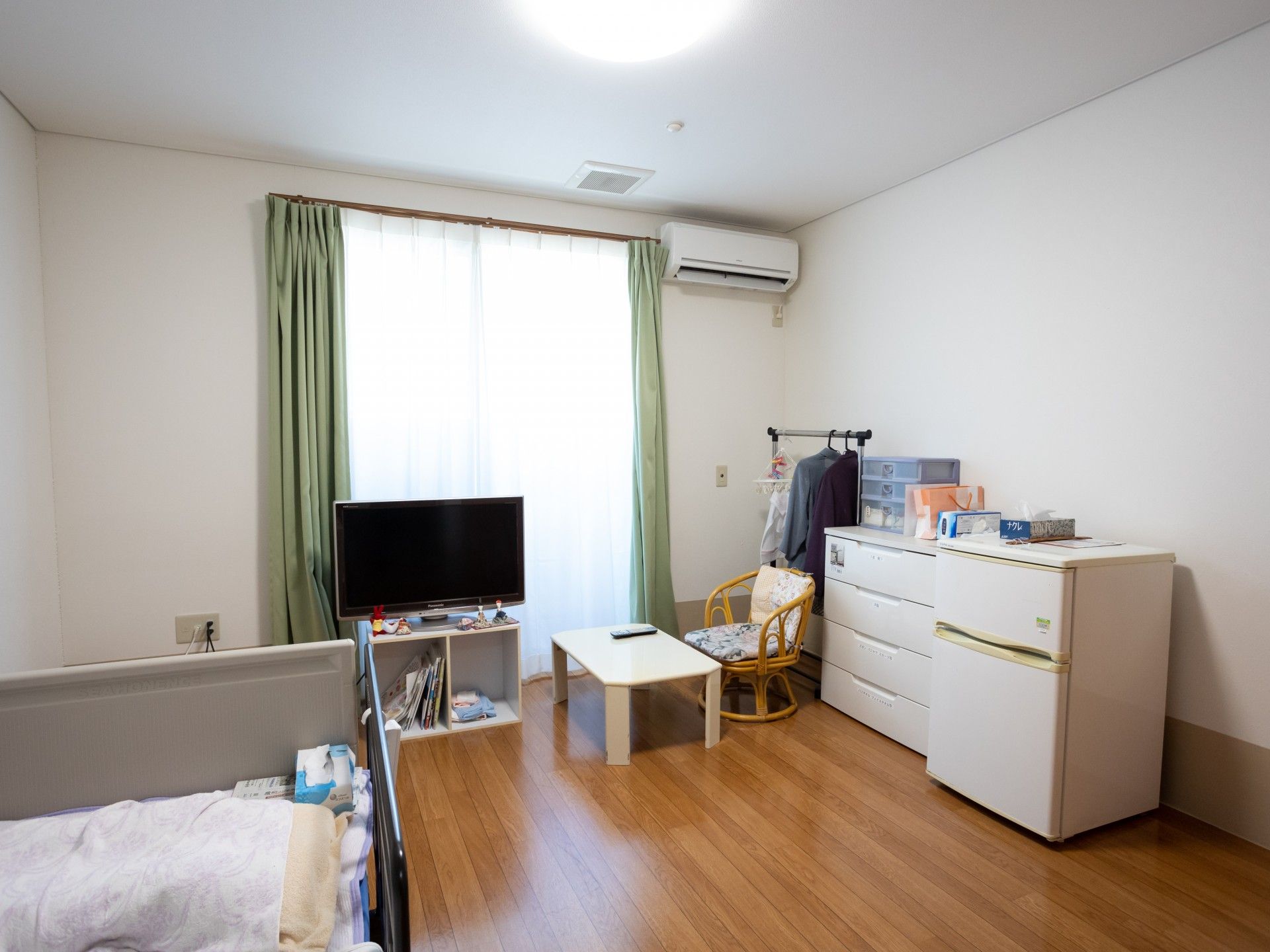 テレビやテーブルが置かれたお部屋