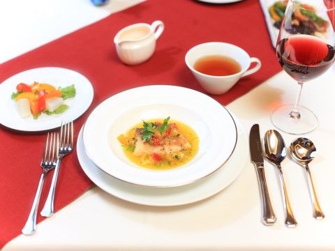 「プレール・ロヴェ豊洲」のお食事。レストランのような雰囲気でお食事をお楽しみいただける。