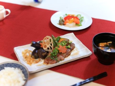 「プレール・ロヴェ豊洲」のお食事。栄養バランスの良いお食事を提供している。