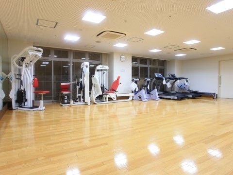 さまざまなトレーニングマシーンやリハビリ機器が設置された機能訓練室