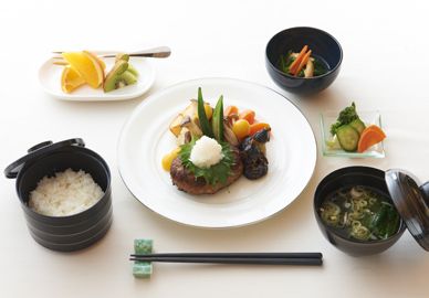 フルーツのデザートが付いた和風ハンバーグとごはんと味噌汁のセット