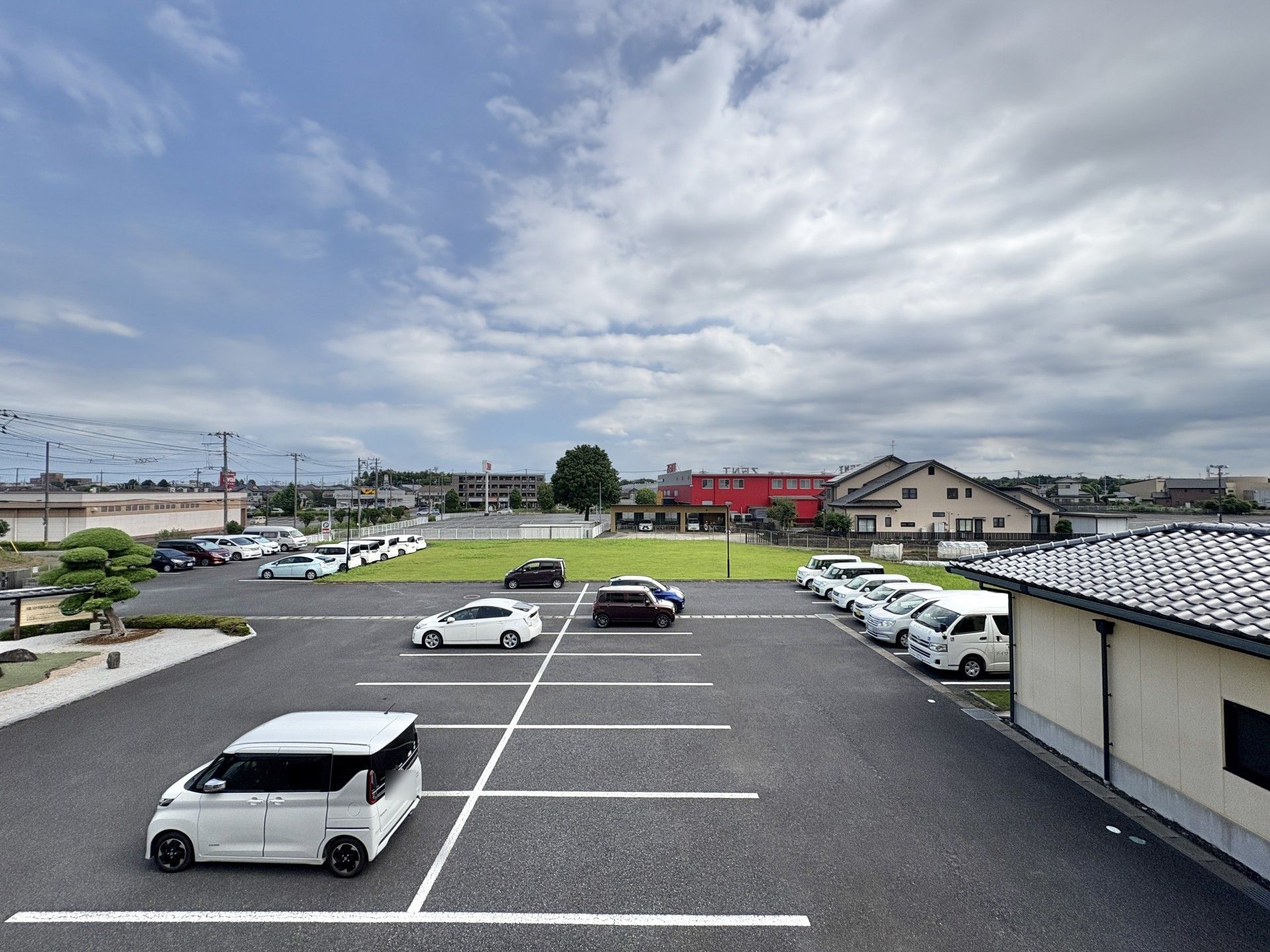 広い駐車場と周辺の景色