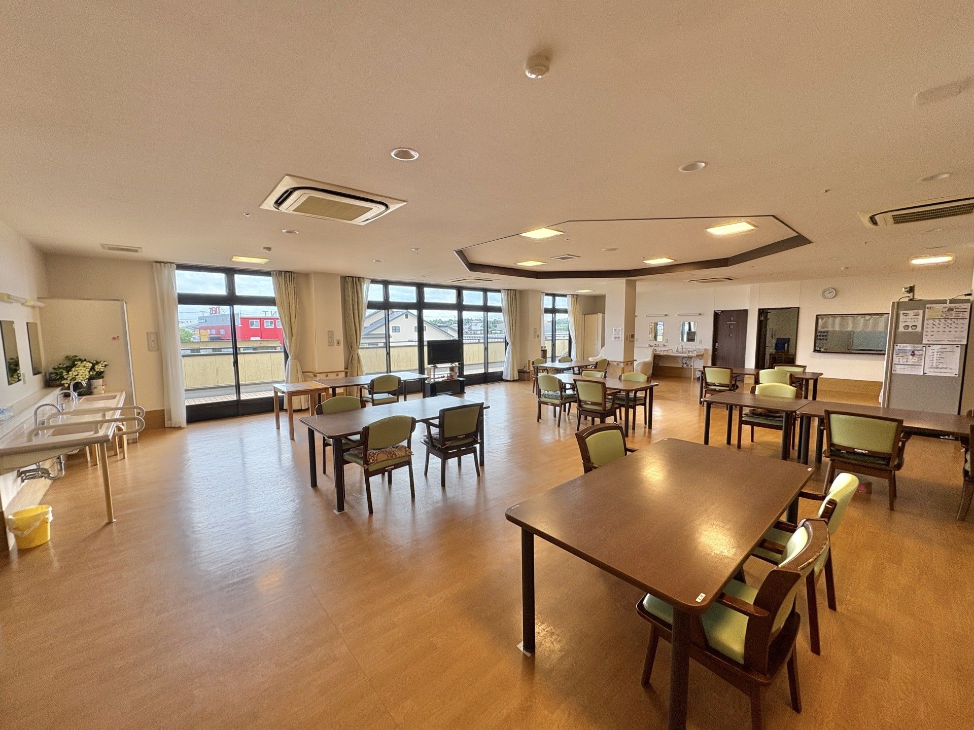 広い窓のある共有スペース