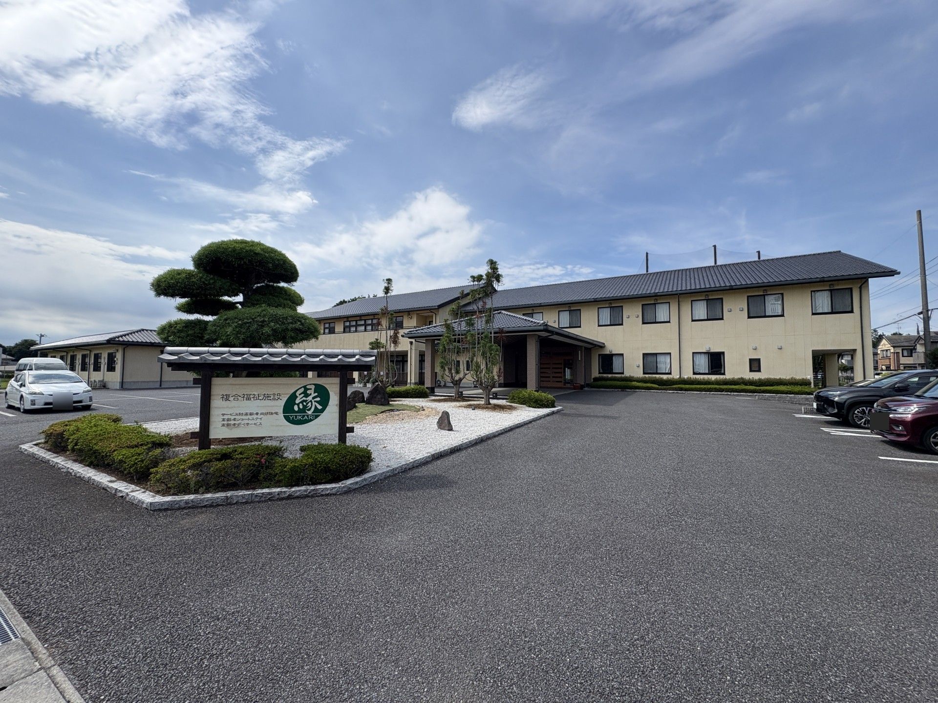 広い駐車場のある建物