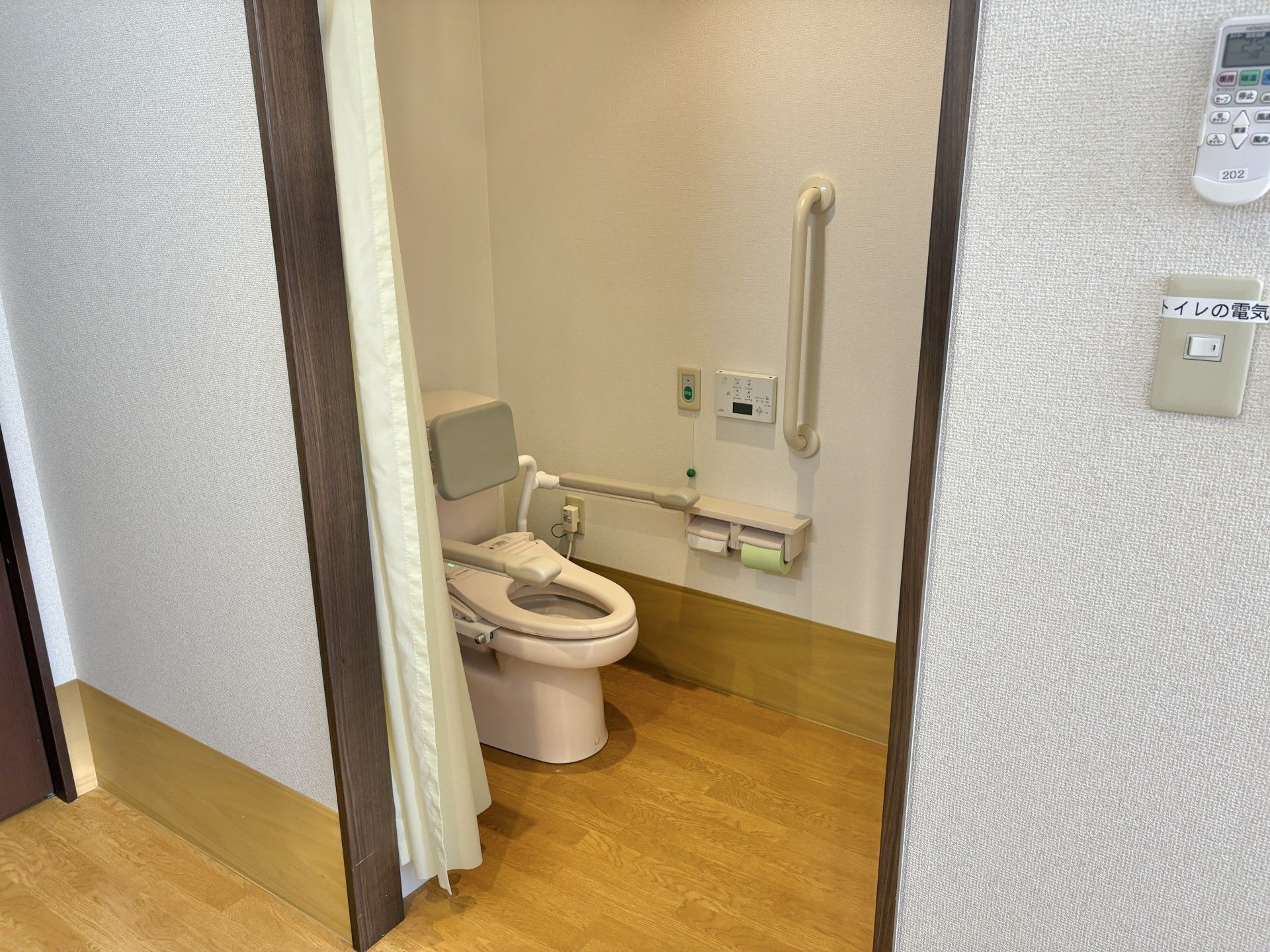 手すり付きのトイレ