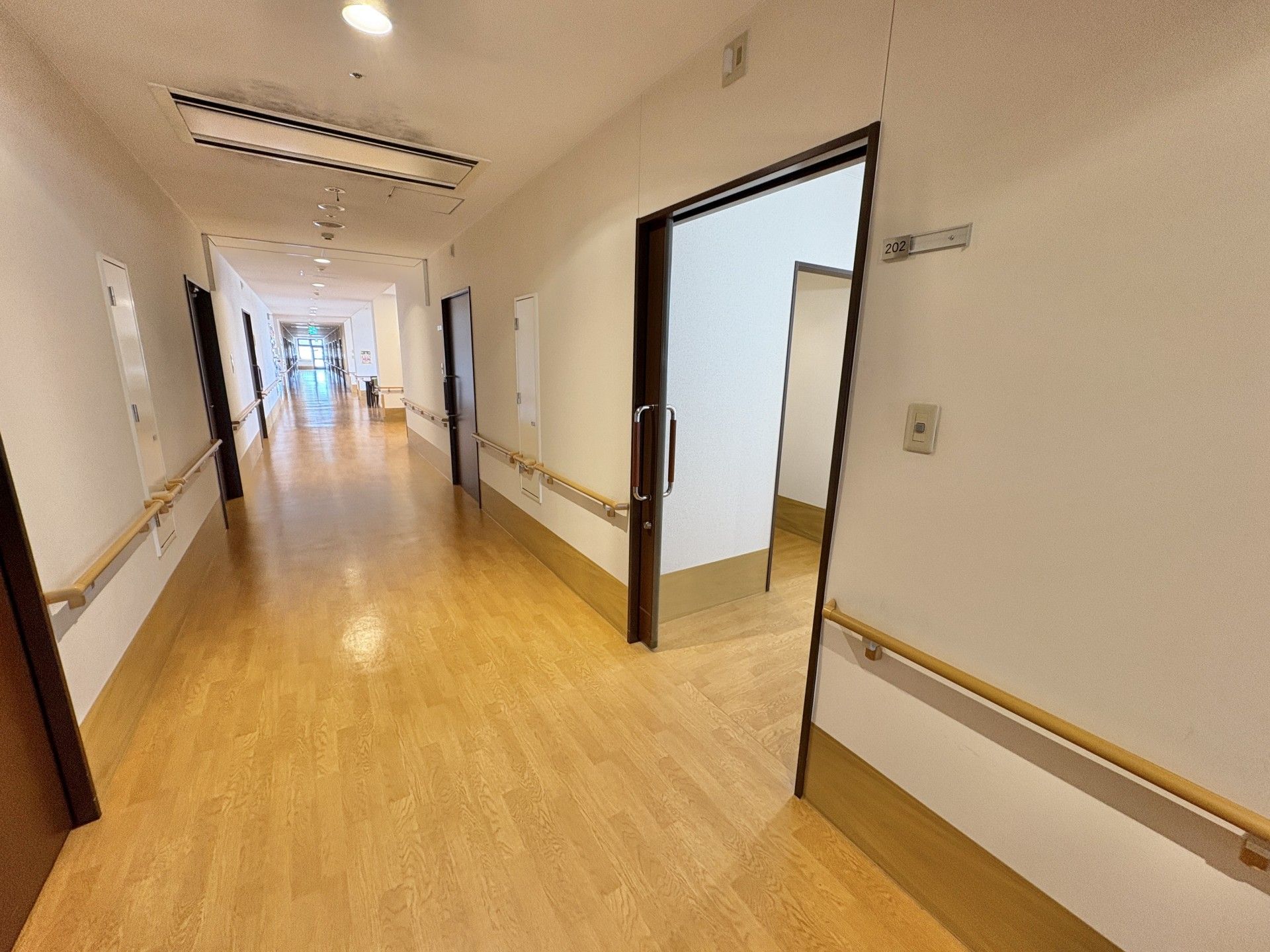 手すり付きの長い廊下