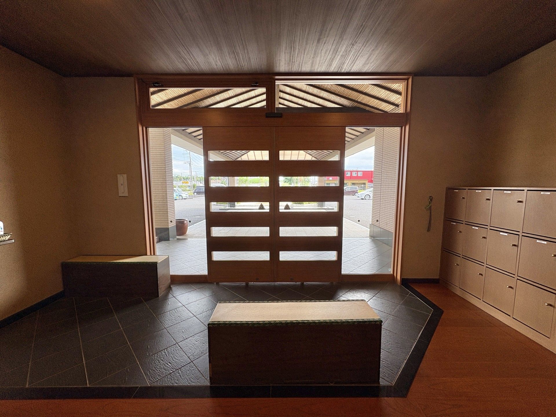 広い玄関の出入口