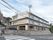 ベージュを基調とした３階建ての外観の高齢者住宅
