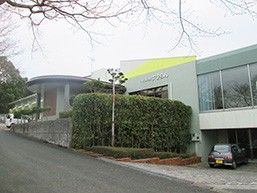 緑に囲まれた建物外観