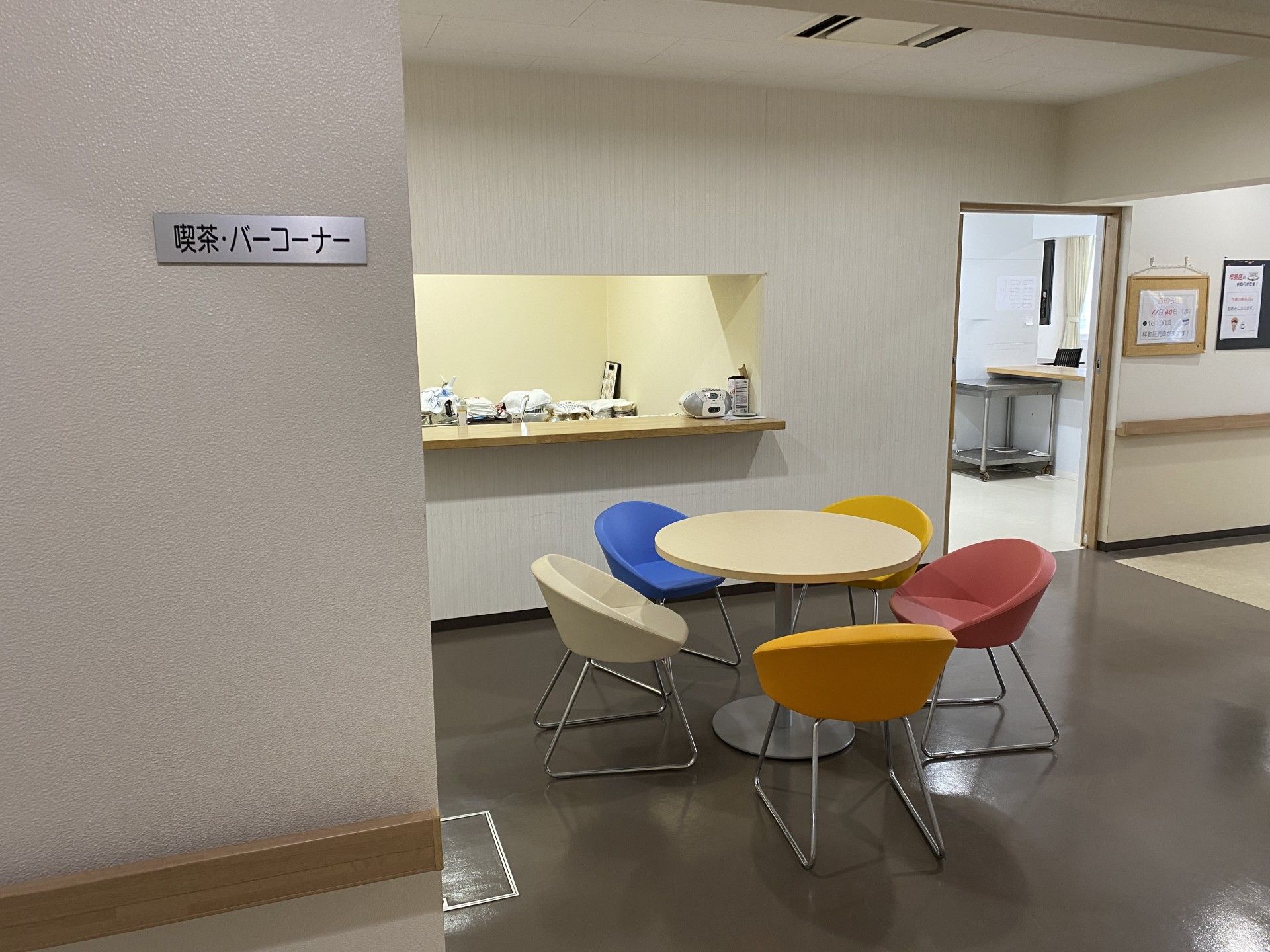 カラフルな椅子の休憩スペース
