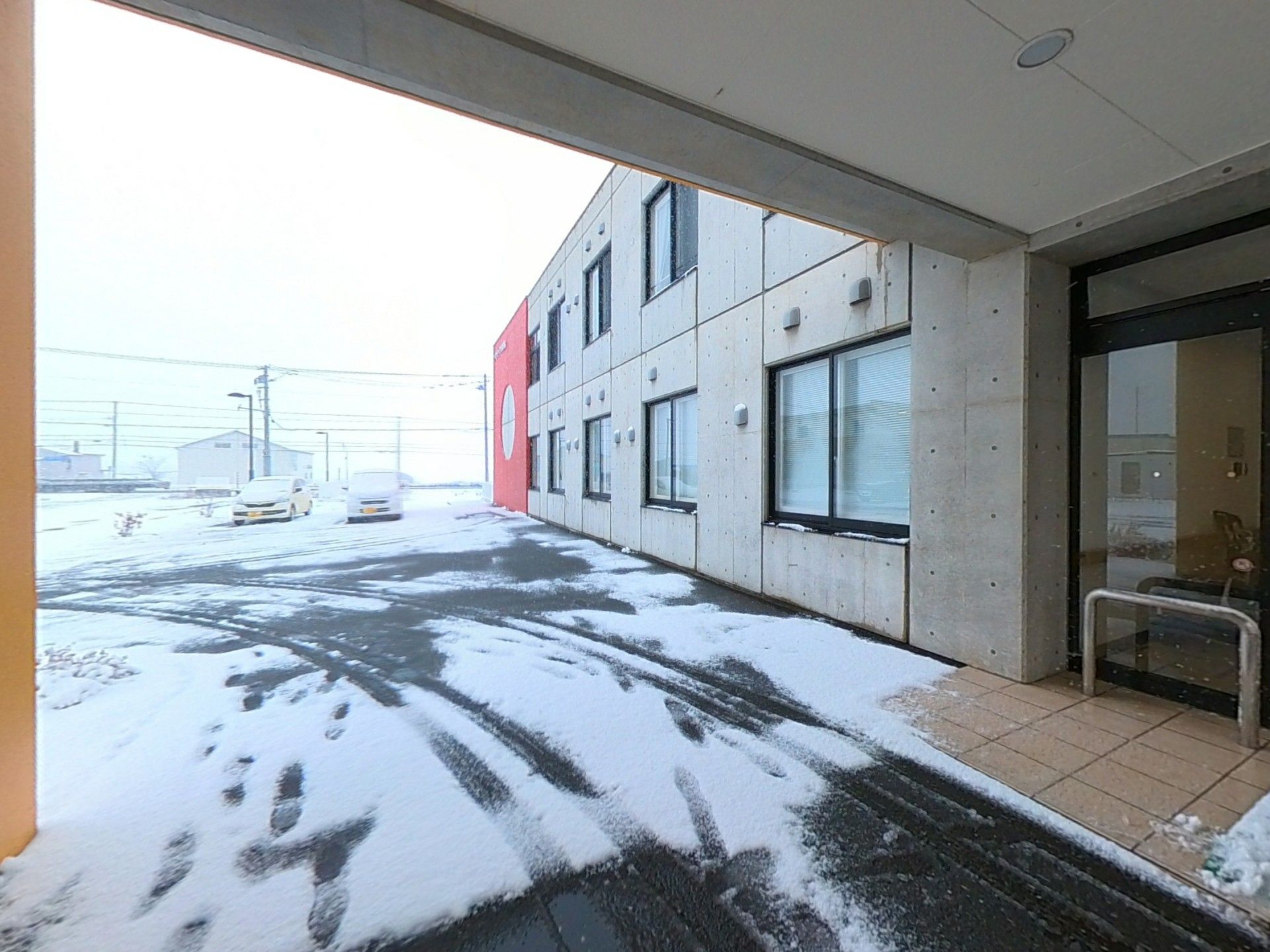 雪景色の建物入口