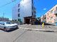 静かな住宅街の角にある施設