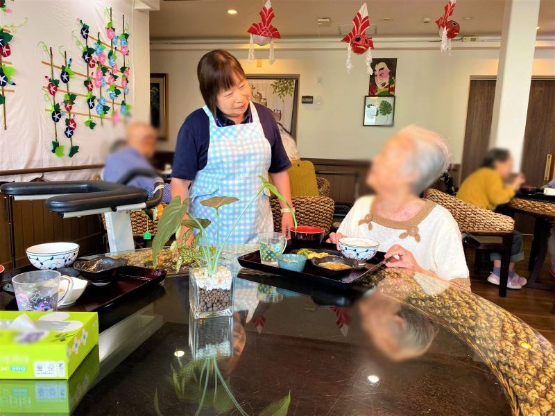 和やかな食事の場面